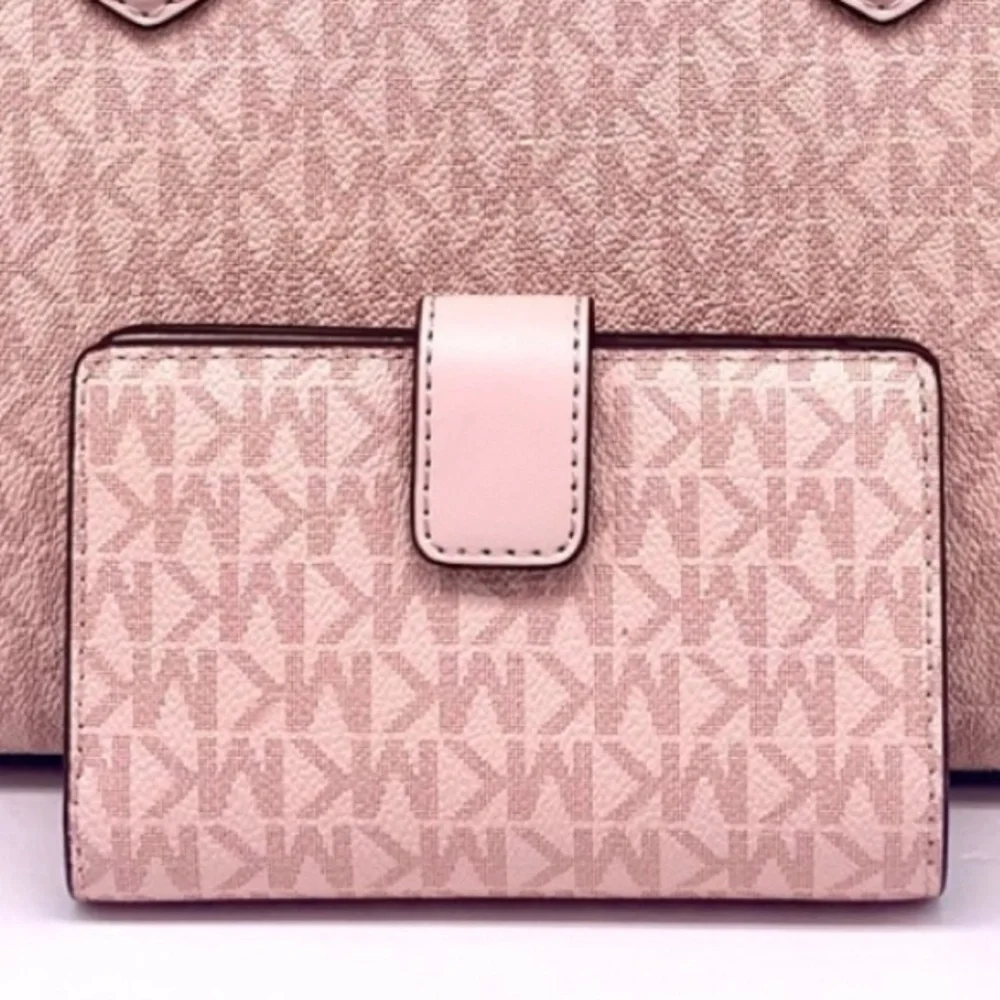 MICHAEL KORS Medium Signature Bifold Wallet Powder Blush